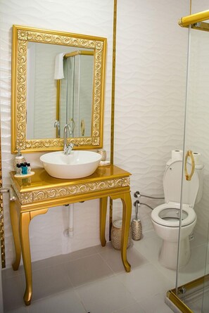 Dusche, Haartrockner, Bademäntel, Hausschuhe