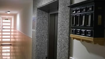 1 dormitorio, ropa de cama de alta calidad, cortinas opacas
