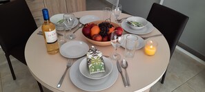 1 dormitorio, ropa de cama de alta calidad, cortinas opacas