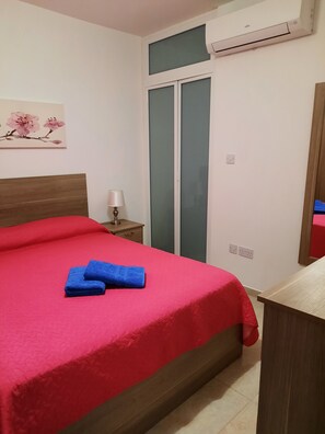 Apartamento Confort, 1 habitación, no fumadores, vistas parciales al mar | 1 dormitorio, ropa de cama de alta calidad, cortinas opacas