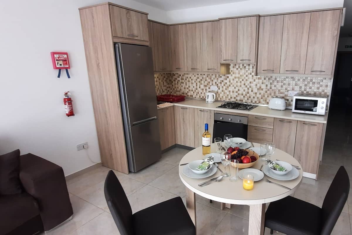 Comfort appartement, 1 slaapkamer, niet-roken, gedeeltelijk uitzicht op zee | 1 slaapkamer, luxe beddengoed, verduisterende gordijnen