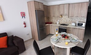 Apartamento conforto, 1 quarto, para não fumantes, vista parcial para o mar | 1 quarto, roupas de cama premium, cortinas blackout