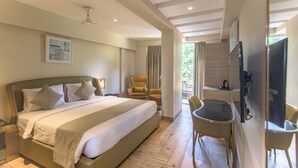 Una habitación de hotel moderna con una cama grande, un escritorio y una silla.