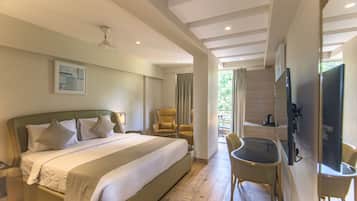 Chambre « Premier », 1 trÚs grand lit, vue piscine | Draps en coton égyptien, literie de qualité supérieure, minibar