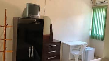 Quarto triplo tradicional | Frigobar, escrivaninha, espaço de trabalho para notebook