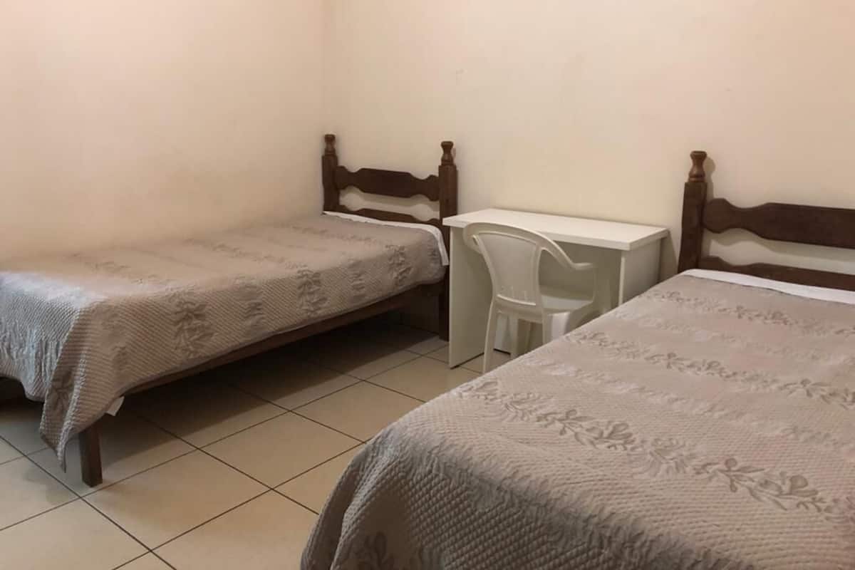Deluxe Twin Room | Bar mini, meja, ruang kerja komputer riba, Wi-fi percuma