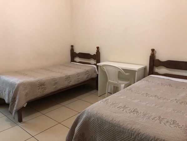 Kamar Twin Deluks | Minibar, meja kerja, ruang kerja ramah laptop, dan Wi-Fi gratis