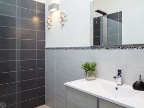 Shower, bidet - Villetta Bianca (Olbia)