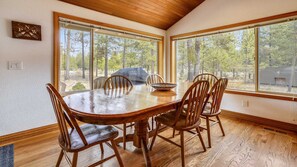 Dining - 13 Modoc-Sunriver, Oregon: Hot Tub, BBQ, WiFi, Ping Pong, Foosall, SHARC Aquatics, Tubing Hill, Mt. Bachelor, Golf, Deschutes River, Tennis, Bike Paths (Sunriver)