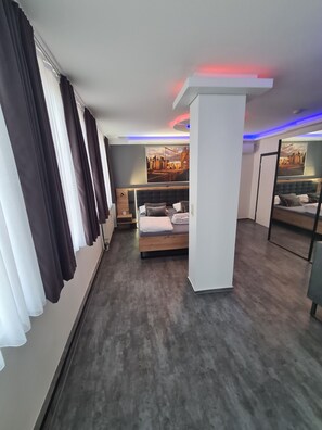 Premium bedding, blackout curtains, soundproofing, free WiFi - Pension Zwei A (Leverkusen)