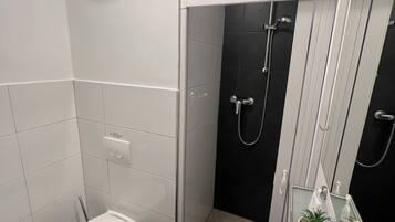 Double Room | Bathroom | Shower, rainfall showerhead, free toiletries, hair dryer