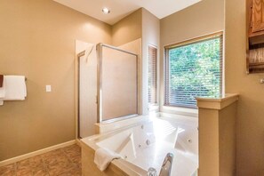 Badewanne, Haartrockner, Handtücher