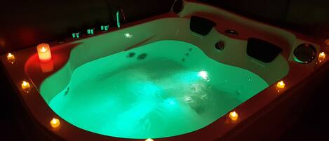 Een kluis op de kamer, individueel gedecoreerd, een bureau