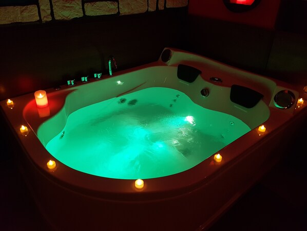 Peti besi dalam bilik, dihias secara berasingan, meja