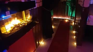 Habitación junior doble, bañera de hidromasaje | Caja fuerte, decoración individual, escritorio y cortinas opacas