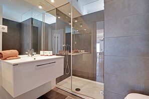 Dusche, Haartrockner, Handtücher