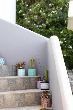 A set of outdoor steps with potted plants. - Sea Horizon Villa Ikaros by DomisiGroup (Ag. Triada)