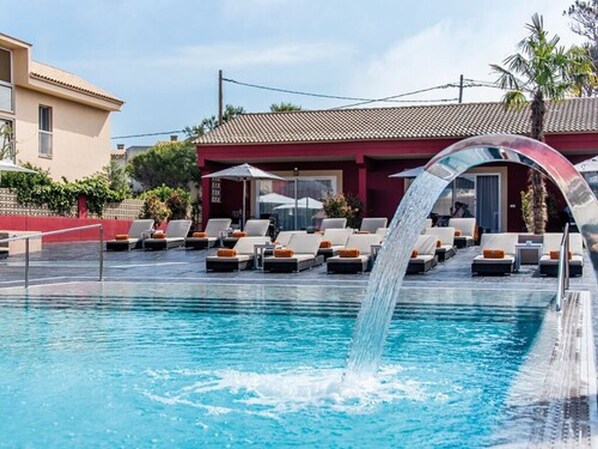 2 piscinas al aire libre, sombrillas, sillones reclinables de piscina