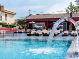 2 piscinas al aire libre (de 08:00 a 20:00), sombrillas, tumbonas