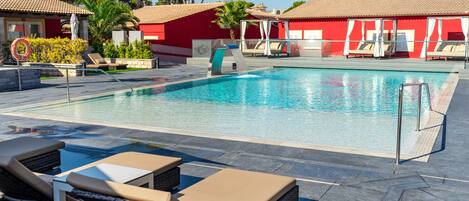 2 utendørsbassenger, bassengparasoller og solsenger