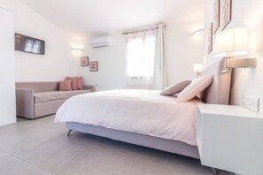 Deluxe Triple Room (3) | Minibar, in-room safe, blackout curtains, soundproofing - Naracheddu Elite B&B (Santa Teresa di Gallura)