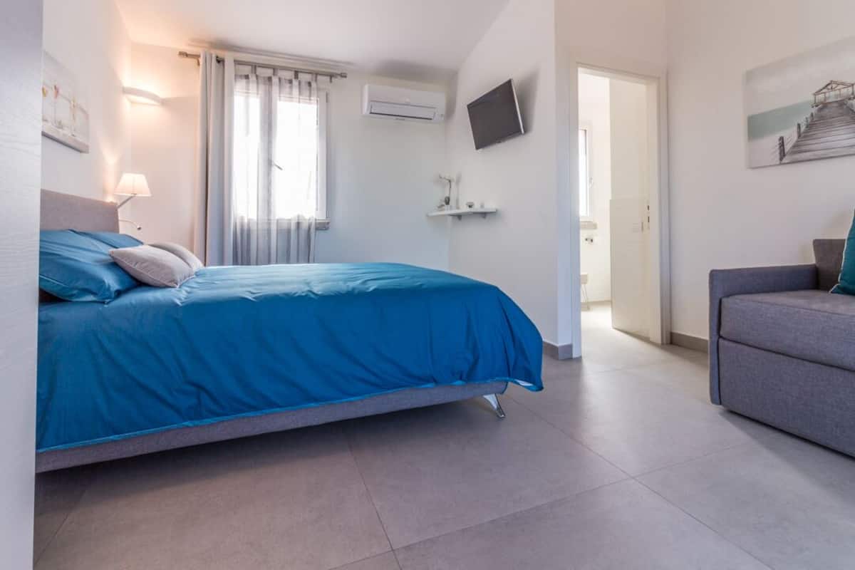 Deluxe driepersoonskamer (1) | Een minibar, een kluis op de kamer, verduisterende gordijnen