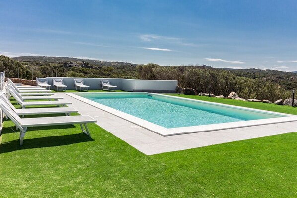 Una piscina al aire libre de temporada