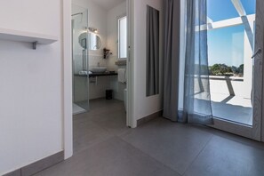 Kahden hengen deluxe-huone (4) | Kylpyhuone | Suihku, ilmaiset hygieniatuotteet, hiustenkuivaaja, tohvelit
