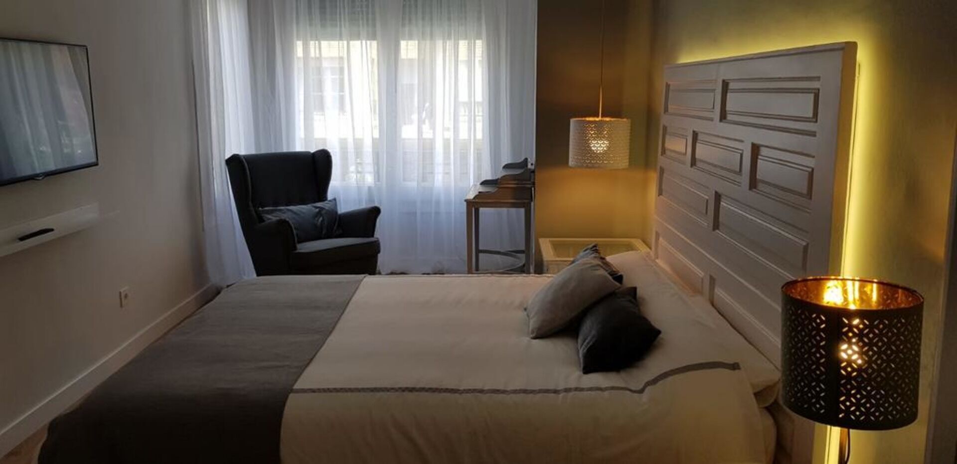 2 habitaciones y tabla de planchar con plancha 