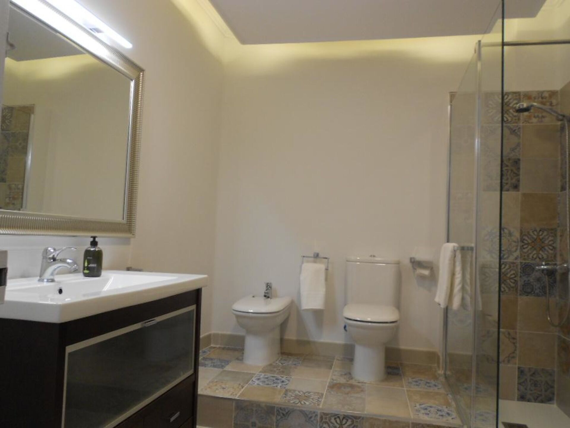 Amenidades de baño gratuitas, secadora de cabello, toallas 