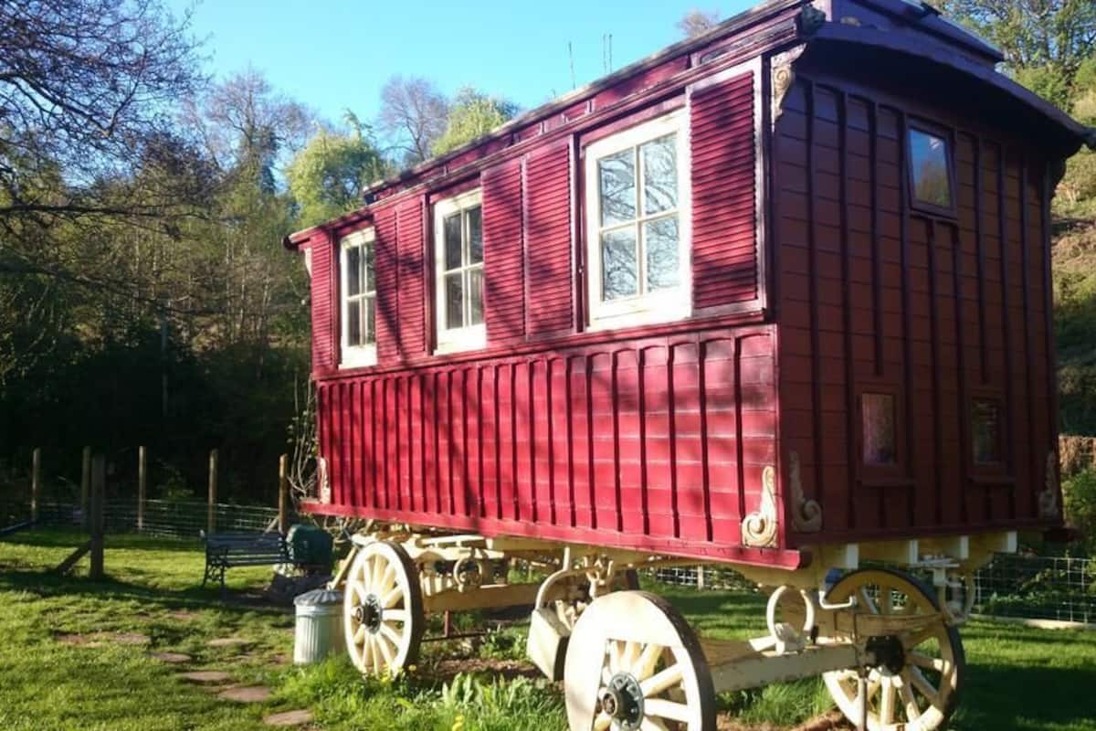 Cosy Cabin | WiFi (free), individually decorated, individually furnished, bed sheets