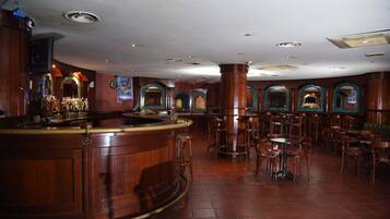 2 quầy bar/khu lounge, quán rượu
