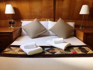 Klassieke tweepersoonskamer | Een kluis op de kamer, verduisterende gordijnen