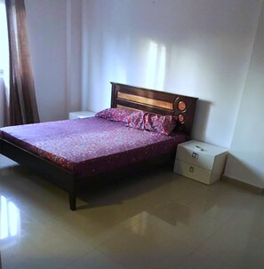 3 bedrooms, iron/ironing board, internet, bed sheets