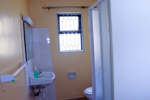 Bathroom - A Spacious Private Room in Amazing and Safe Flat (Nairobi)