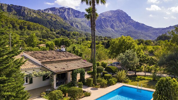 A villa with a swimming pool, surrounded by lush greenery and mountains. - PLANA. Fantastic villa in a very quiet area (Pollensa)