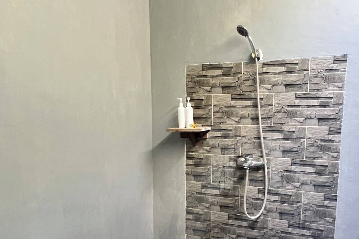 Kamar Double Superior | Kamar mandi | Shower, handuk, sabun, dan sampo