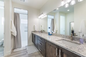 Combined shower/bathtub, hair dryer, towels - Poolside on the 2nd Green - Game Room, Sleeps 12 (St. George)