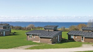 Une rangée de cabanes avec vue sur la mer.