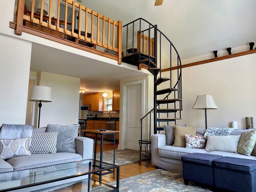 Superb location, Updated Apartment with Lake View