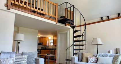 Superb location, Updated Apartment with Lake View