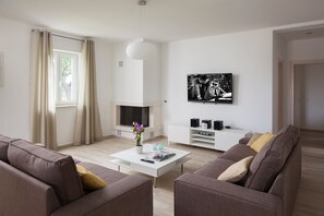 TV, peis, DVD-spiller og bordtennis