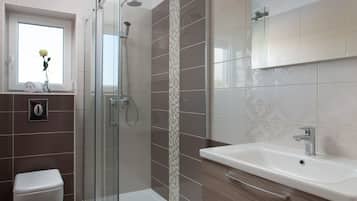 Dusche, Haartrockner, Handtücher, Seife