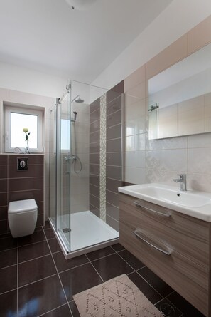 Shower, hair dryer, towels, soap - Charming pool villa, superbly equipped (Labin)