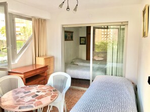 2 bedrooms, iron/ironing board, bed sheets