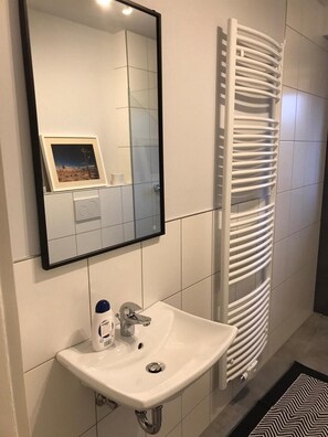 Badewanne, Haartrockner, Handtücher, Seife
