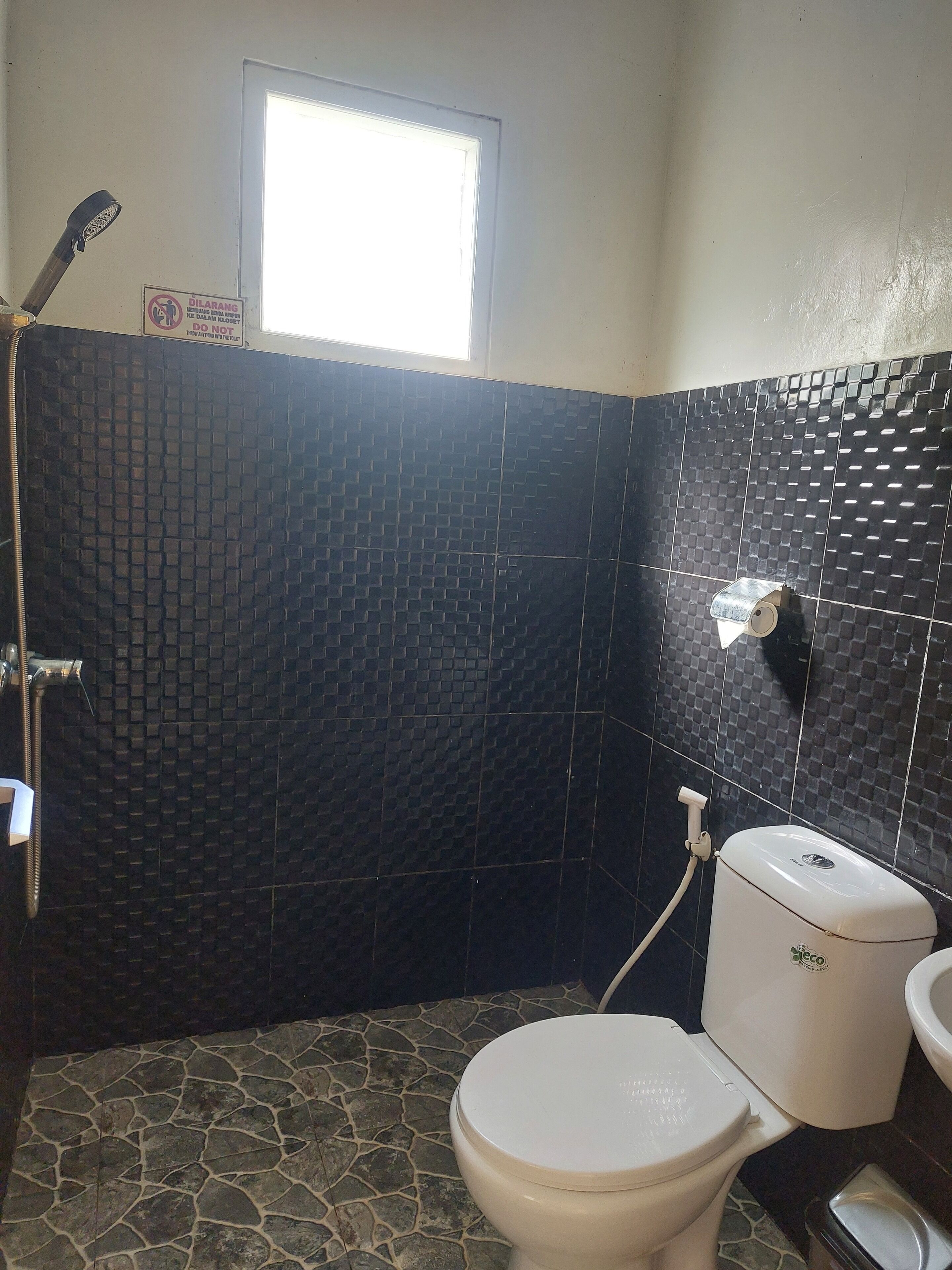 Un baño con inodoro, bidé y ducha.