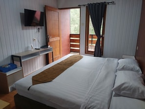 Superior Room | Desk, bed sheets