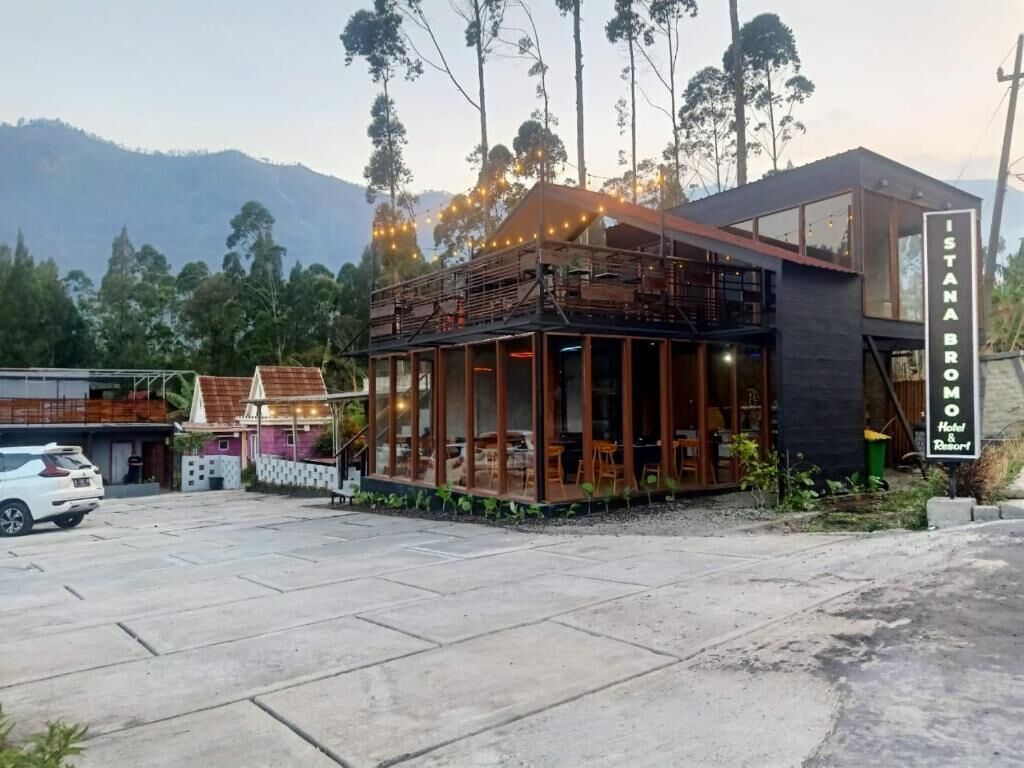 Un edificio moderno con un letrero que dice 'ISTANA BROMO Hotel & Resort'.
