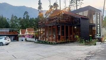 Un edificio moderno con un letrero que dice 'ISTANA BROMO Hotel & Resort'.